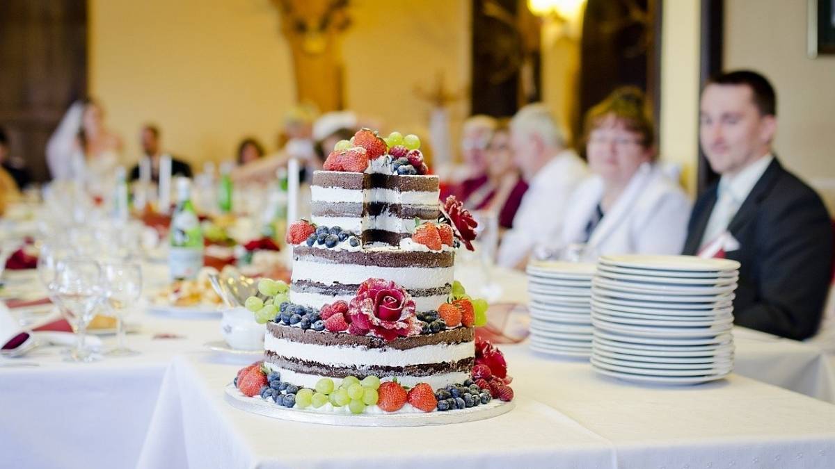 How Many People Does a 10 Inch Cake Feed